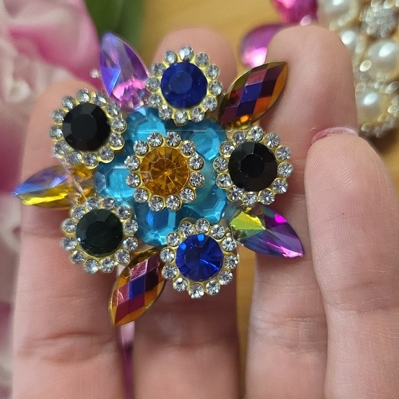 Handcrafted Elegant Brooch Set of 3 - Picture 2 of 4